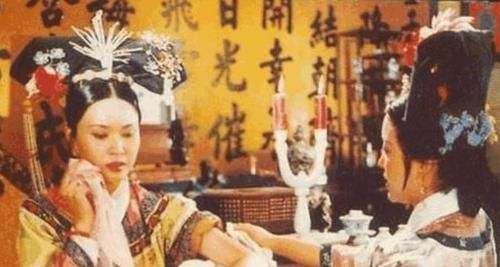 【配包】Angelababy越来越靓,黑色吊带配包臀裙少女感扑面而来,洋气减龄