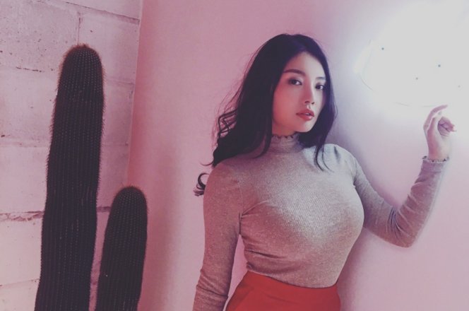 足球宝贝教你穿裸色毛衣!大嫂曲线沸腾球感豪迈，身材抢镜?