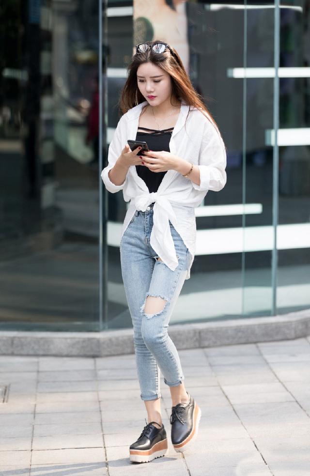 路人街拍，包臀裙，大长腿，你说这个姿势美不美