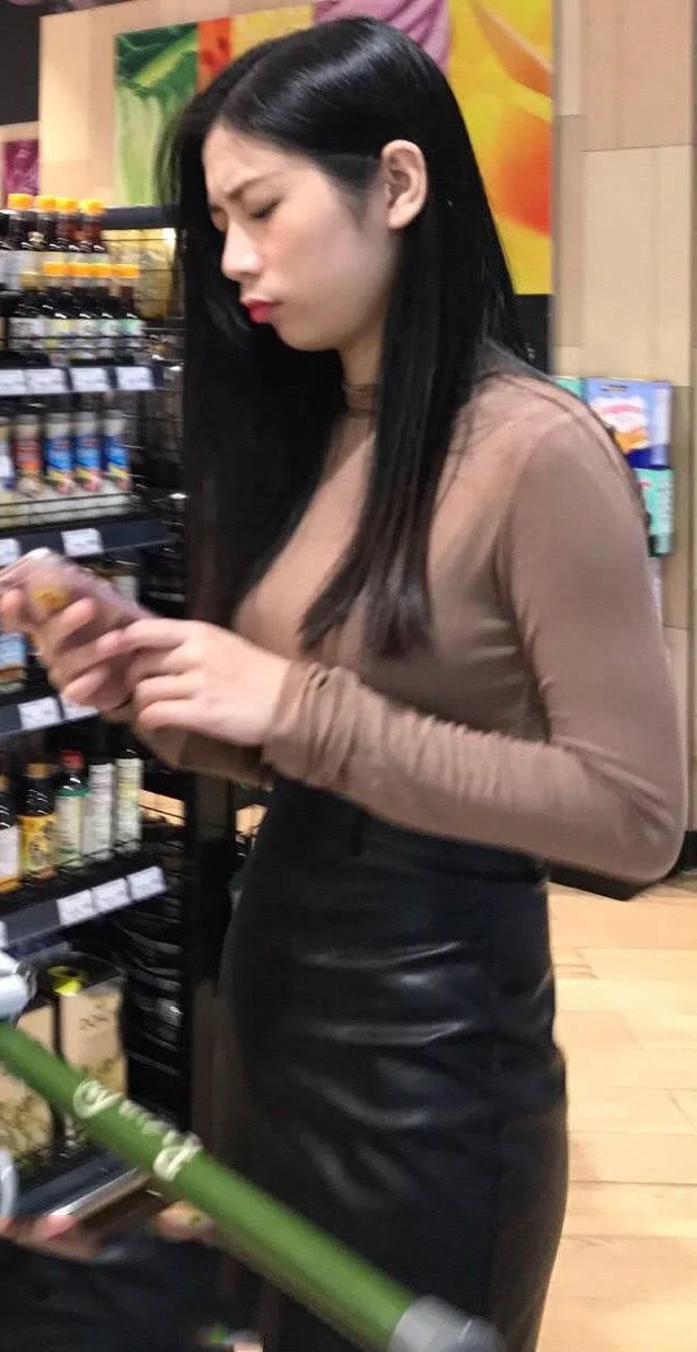 时尚穿衣 性感的女朋友逛商场,小皮裙黑丝袜皮肤白,长得很漂亮