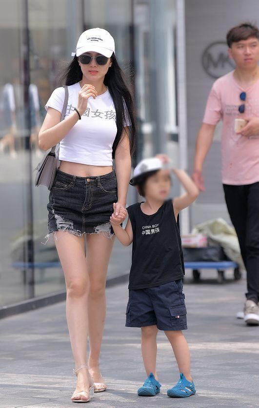 街拍:辣妈穿露脐装配短裙，秀出大长腿，变得更有魅力