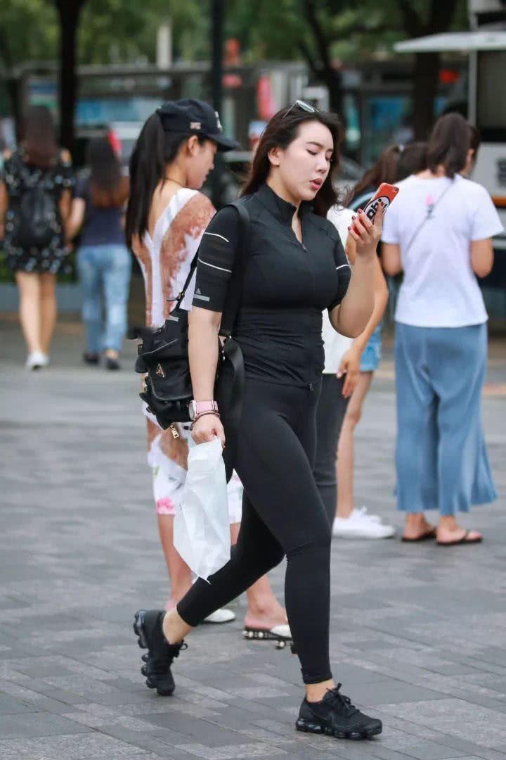 微胖小姐姐紧身装勾勒明显勒痕，紧身装下展现出来由内而外的自信