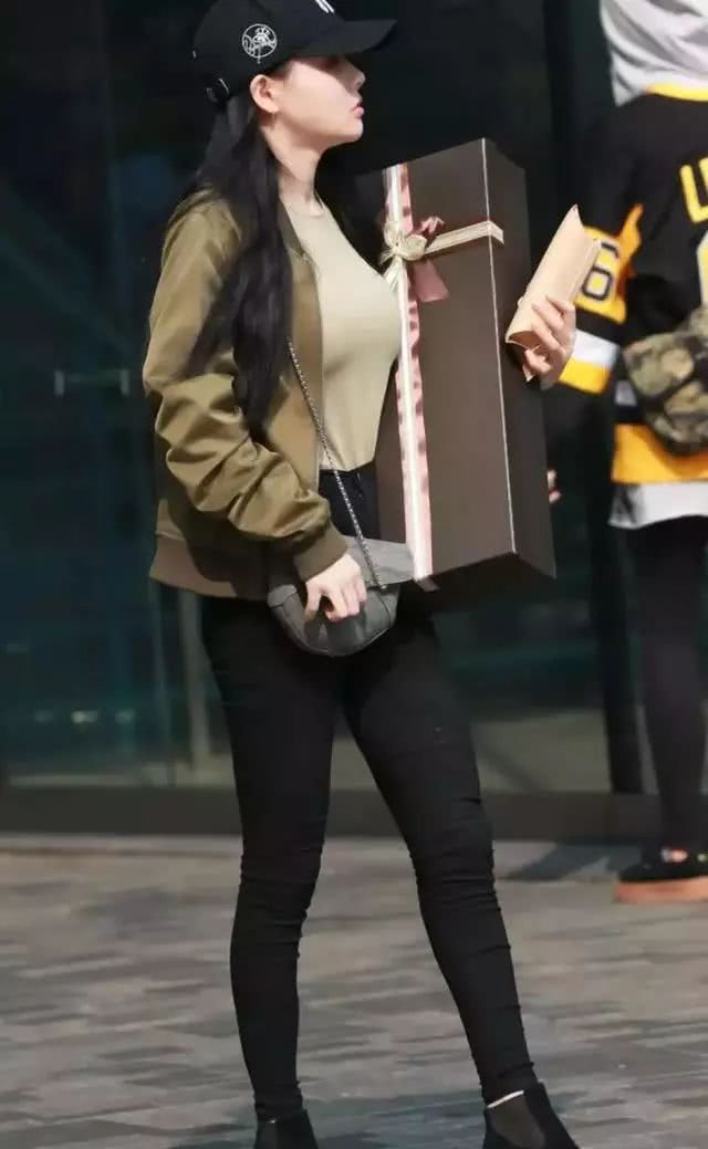 紧身衣呼之欲出的美，女人这样穿元气满满