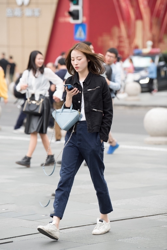  [柔美]路人街拍，靓女黑白色的条纹衫搭配牛仔热裤，柔美又清新