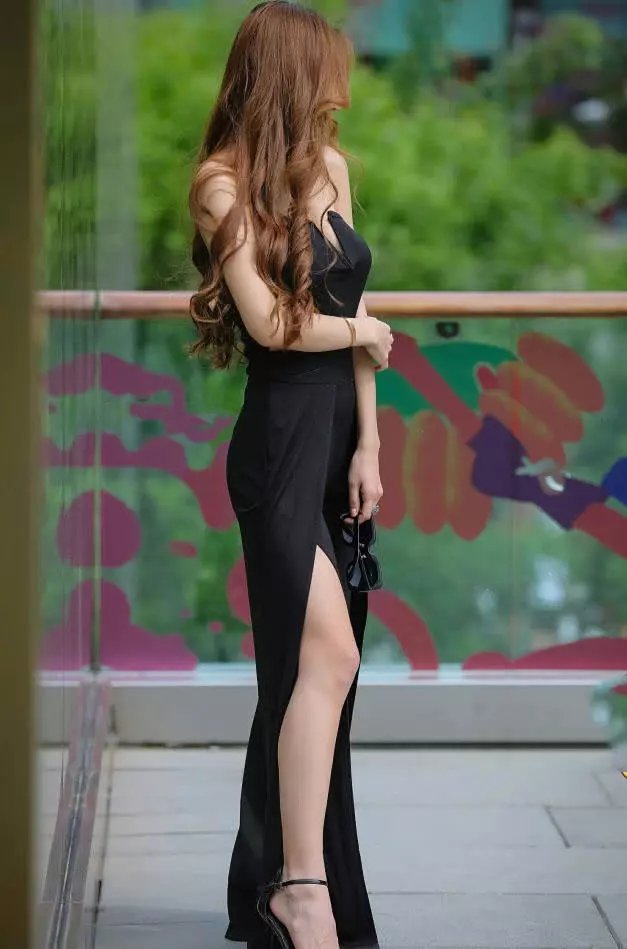 性感女郎开叉连体裤秀白嫩大长腿，柔美的身材曲线很迷人