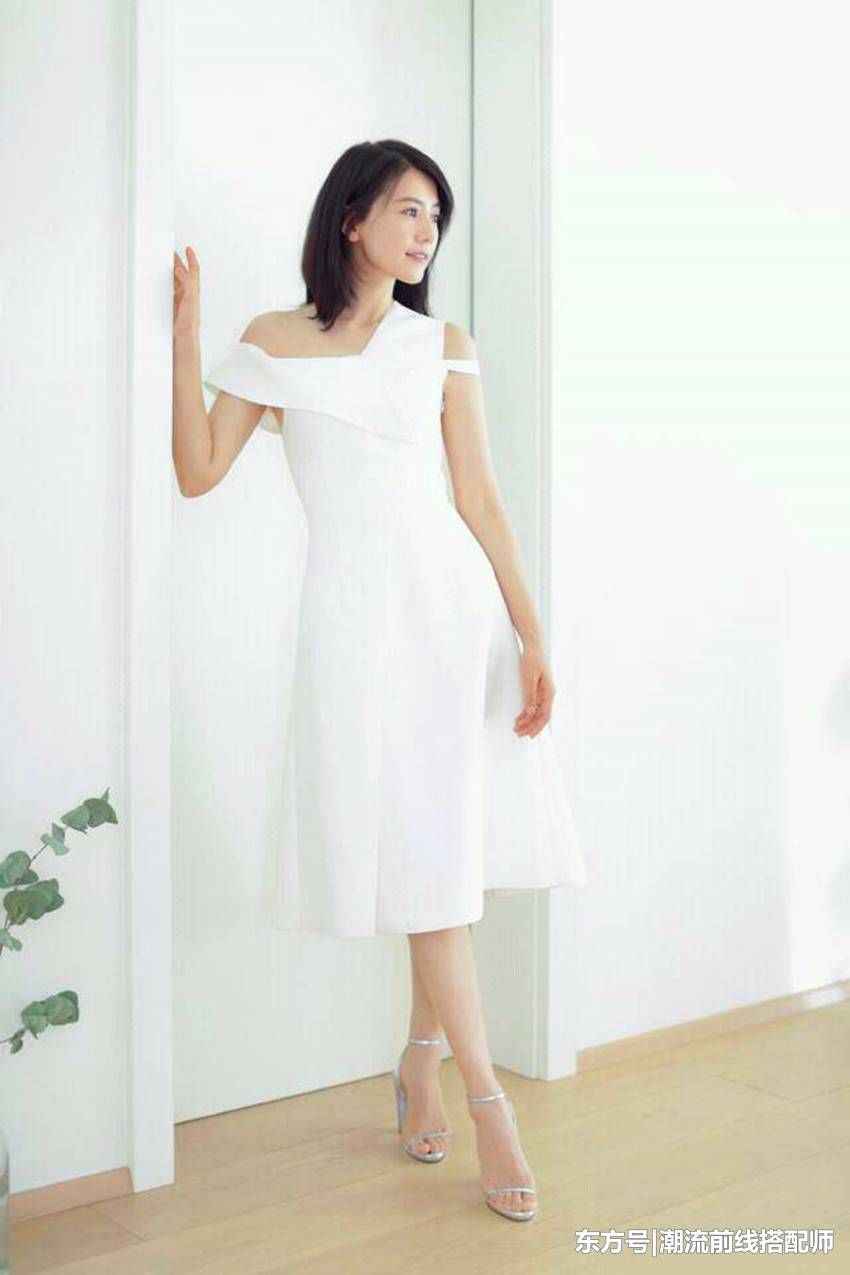 当霍思燕和高圆圆同穿半露肩白裙，网友:见识了少女和女神的差距