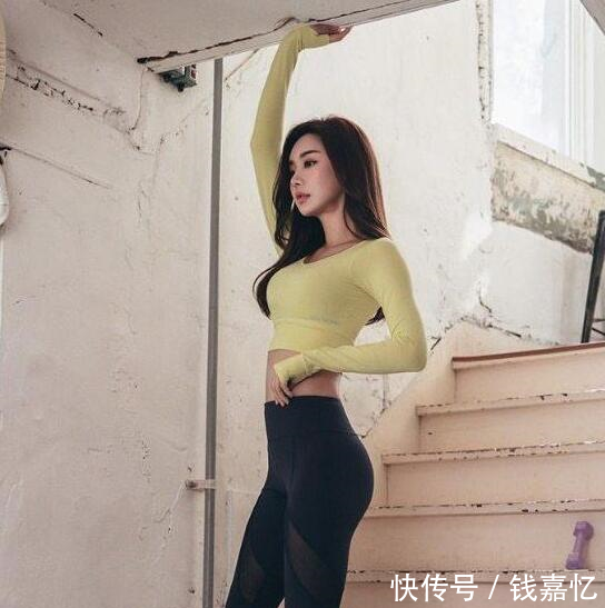 打底裤美女给人清爽利落的感觉，身材曲线迷人，不想喜欢都难！