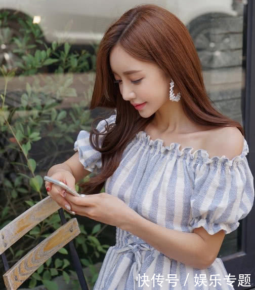 网红小姐姐轻装洋房拍写真，紧致短裤大显白皙长腿