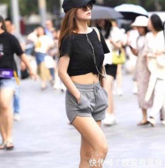 「气质」街拍美女:身材曼妙的小姐姐,搭配吊带连衣裙,性感魅力十足!