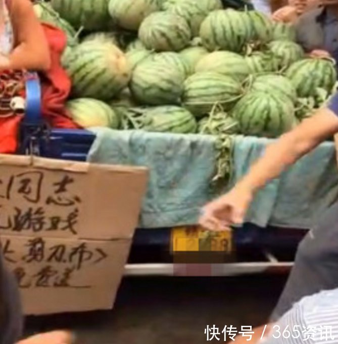  【划拳】男子西瓜卖不掉，突发奇想用出这招，一车西瓜瞬间被抢