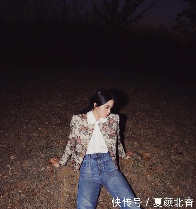 『乖巧』欧阳娜娜户外随拍,印花外套搭配牛仔裤,非常甜美乖巧的感觉!
