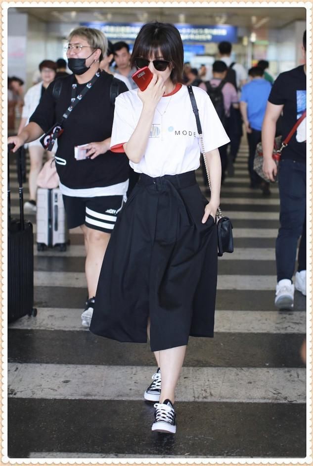 谢娜终于瘦回来了!穿黑色半身裙大秀小蛮腰,撞上吴昕一点没输!