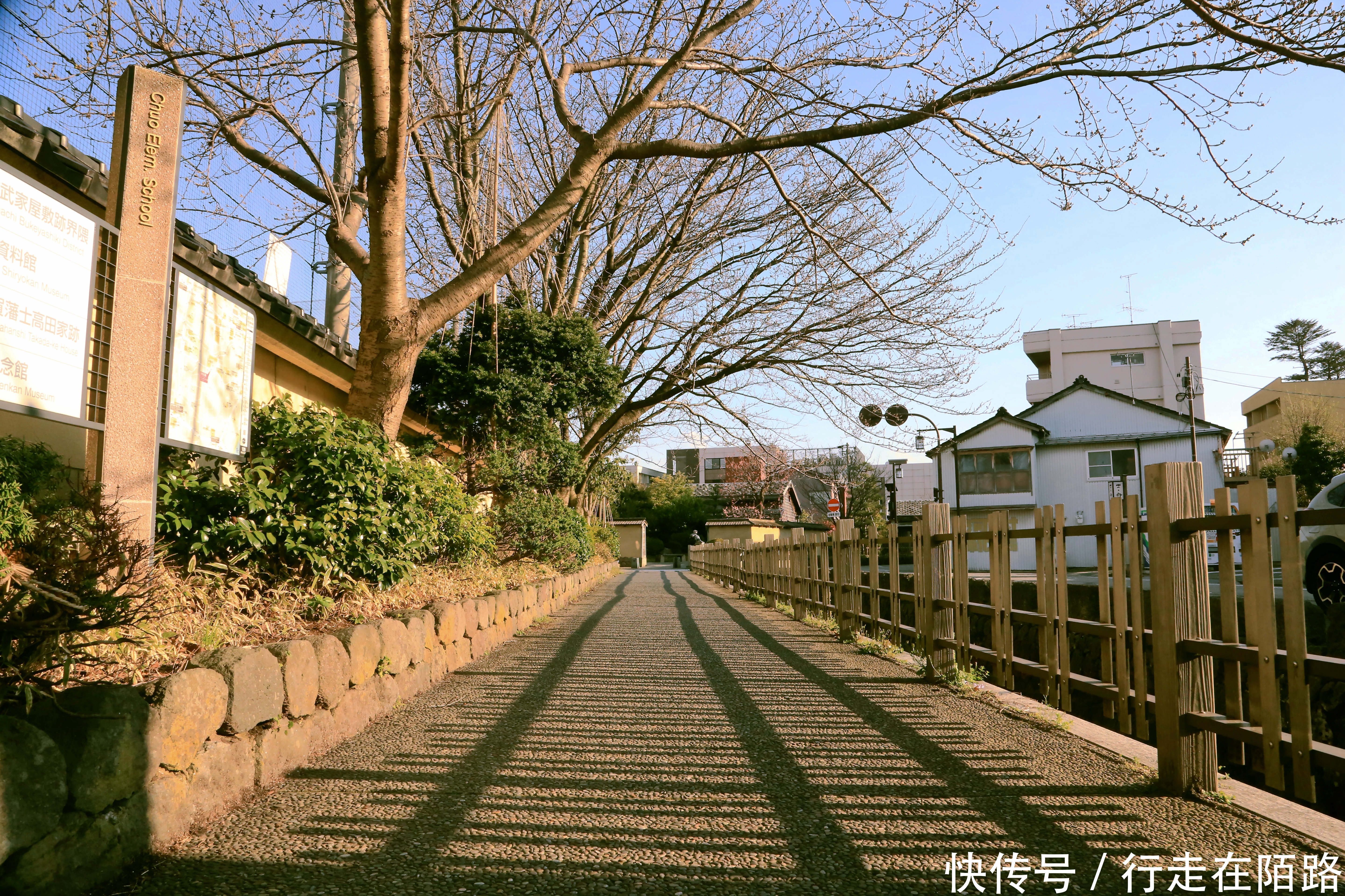 日本智库警告：1800个村镇被合并消失，唯独白马村越来越大