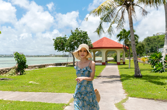 女神孙允珠，静谧海洋西西里蓝莓吊带长裙