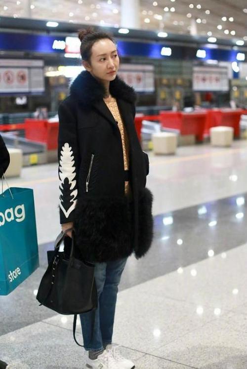 平时被大家称为女神的她，你看见过她真正的素颜面孔吗？