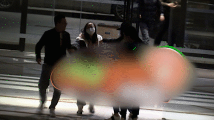  『回房』宋佳深夜醉酒被拍 疑被男友搀扶搂抱回房