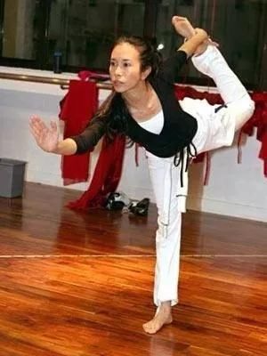 脂玫乐文章分享：48岁莫文蔚、51岁周慧敏的腿！20岁的我败了~