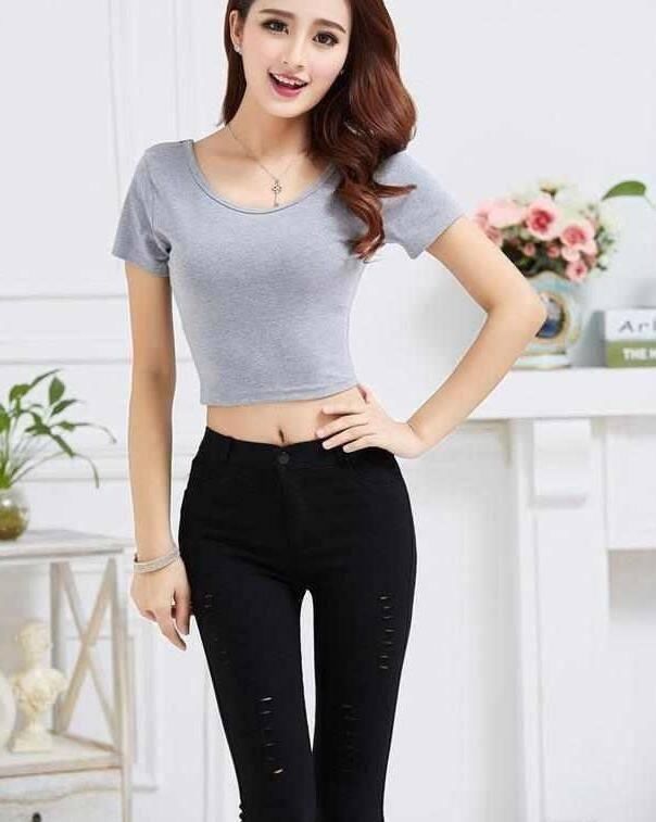 紧身牛仔裤散发青春气息，展现曼妙的身姿，很有女人味