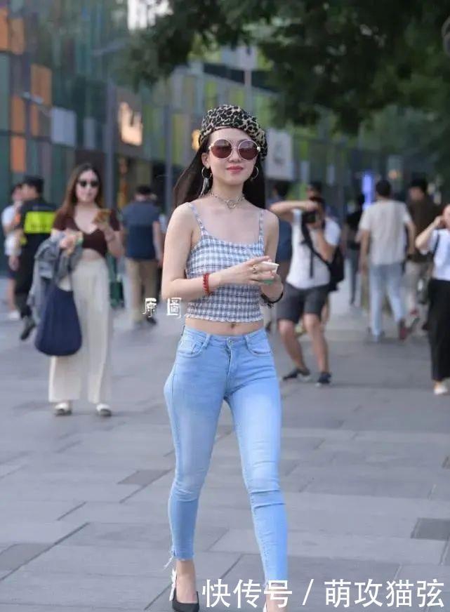 清爽|美女的胯真宽,穿紧身牛仔裤搭配小背心,清爽又显身材