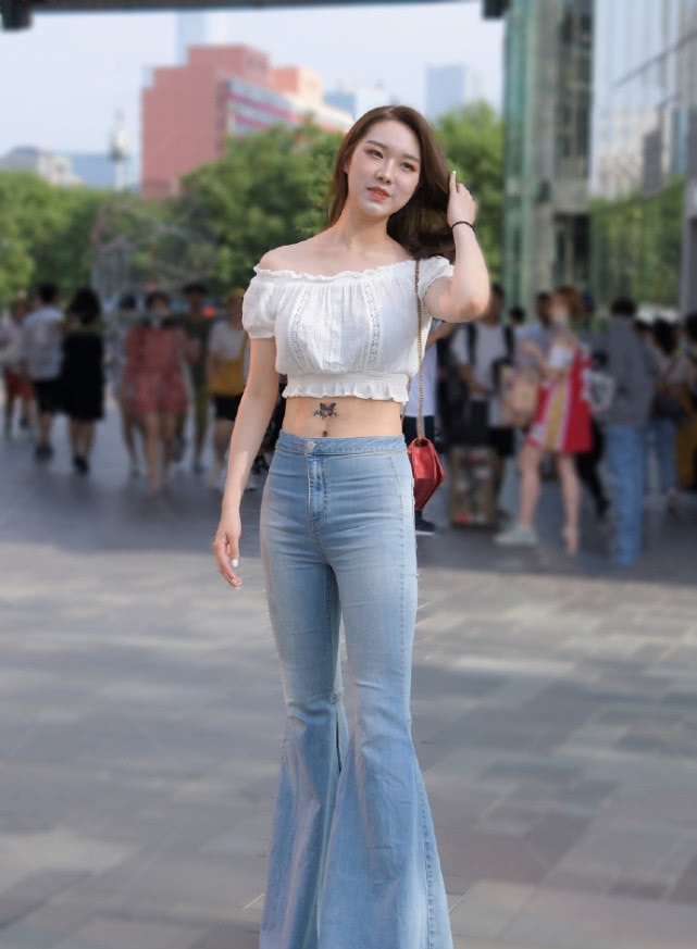 『加上』美女街拍:微胖小姐姐爱穿牛仔裤,加上喇叭设计,美得高挑出众!