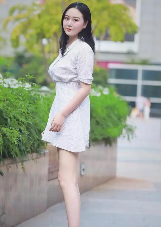 【搭配】街拍花颜月貌的小姐姐,一件白色衬衫配白色短裙,青春靓丽气质