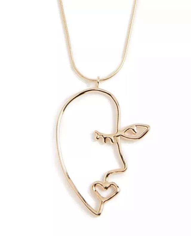 有一种“极简主义”，把女人的身体戴在耳朵上