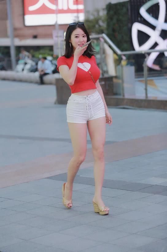 是不是只要是微胖女人，穿衣服都是修身的呢?短裤更是如此?