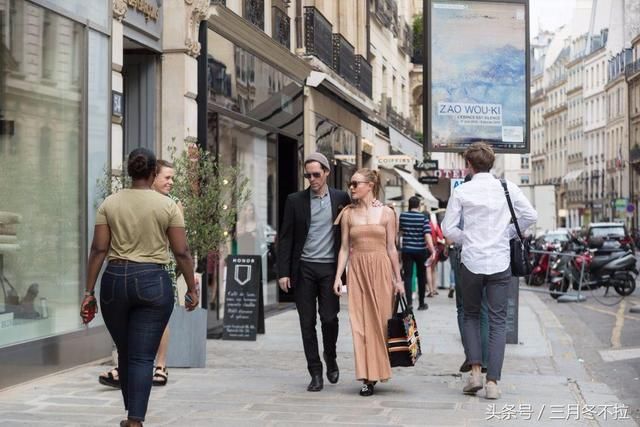 凯特博斯沃茨吊带长裙逛巴黎 牵手老公大秀恩爱，这不是凯特王妃