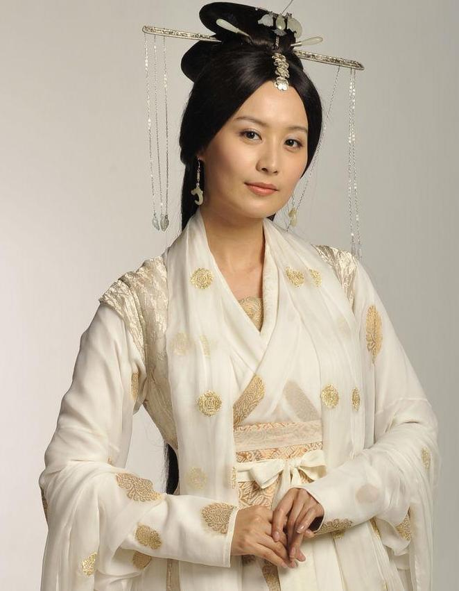 36岁陈法拉身穿红色吊带连衣裙出席活动，性感优雅，网友：真会穿