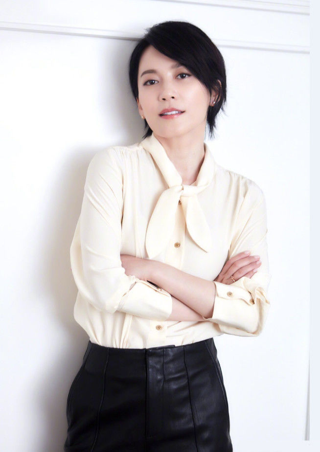 俞飞鸿穿错衣服瞬间矮了一截，请直接忽略腰部以下的裤子！