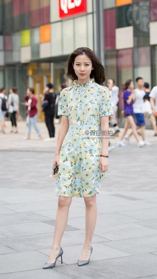 路人街拍，白色的吊带蕾丝裙很好的展现出了小姐姐的白皙肌肤