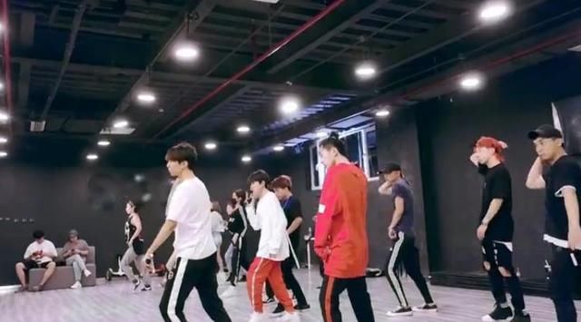 TFBOYS排练花絮第3弹：三小只裤子有亮点，商量好给粉丝撒团糖？