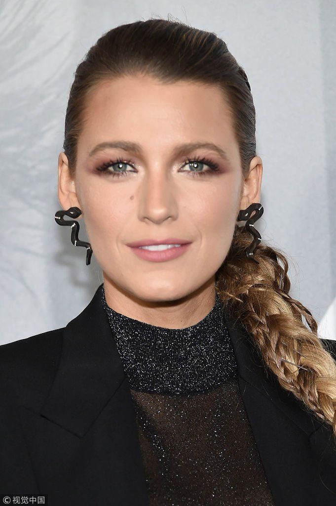 “S女王”布莱克莱弗利西装后摆拖地造型时髦 和老公“死侍”瑞安