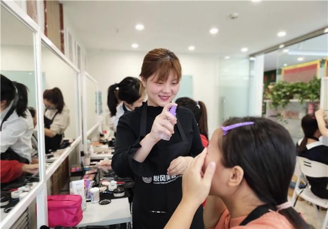  初学者学@成为一名优秀的化妆师，作为新手化妆师的你还差些什么？