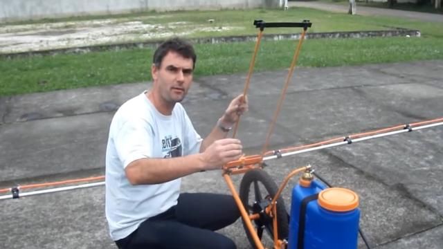 英国四十岁大叔发明自行车喷雾机，不用油和电，成本100块钱