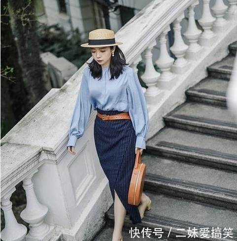  『要备』早春你一定要备一件“开叉裙”，搭衬衫好洋气，三木穿上后美哭了