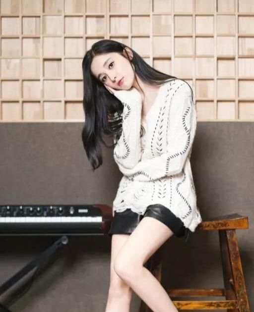  『打造』运用经典色打造时髦造型!早春实用穿搭指南,你最pick哪一套