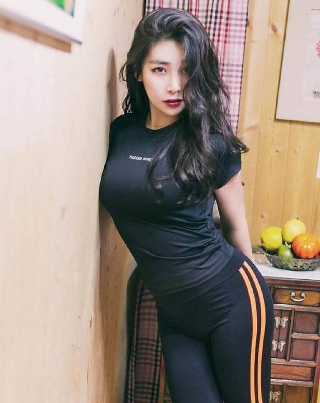 简单装扮的打底裤小姐姐，年轻又漂亮，尽显凹凸身姿！