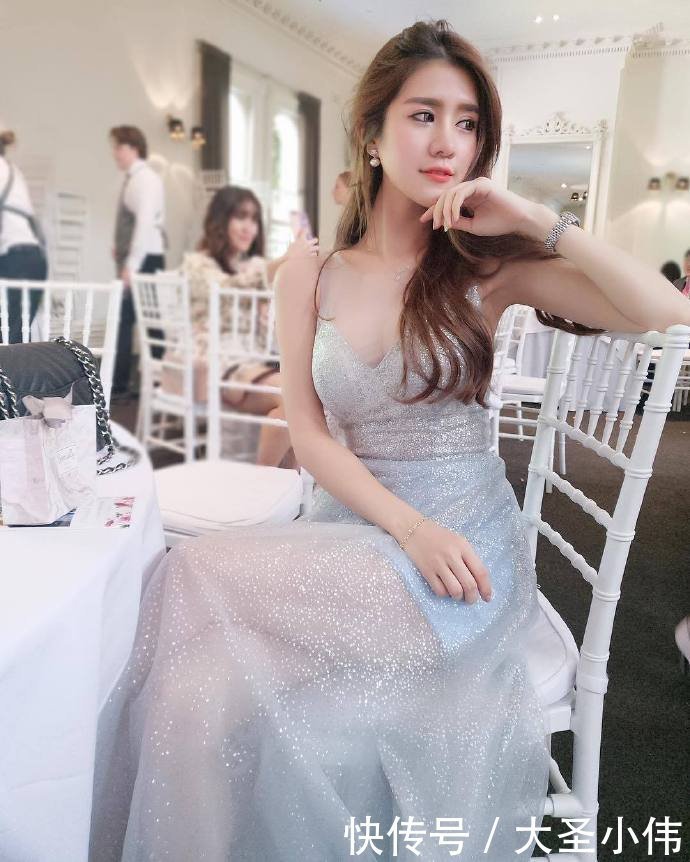 美女|美女街拍:小姐姐穿这么漂亮,估计又做伴娘去了吧!