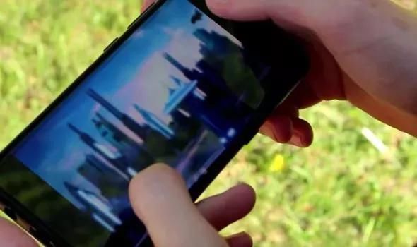 男子自称是穿越者受质疑，网友表示，说对明天的彩票号，即相信你