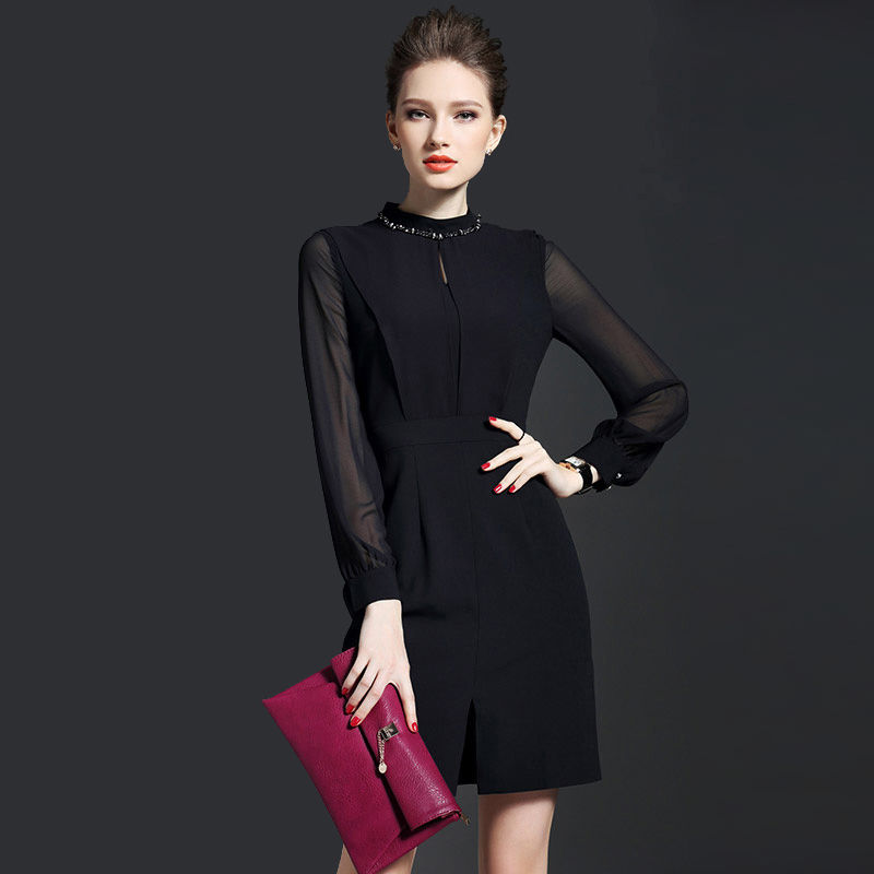 女人别再买铅笔裤了，因为今年流行裸鞋+秋裙，洋气有女人味