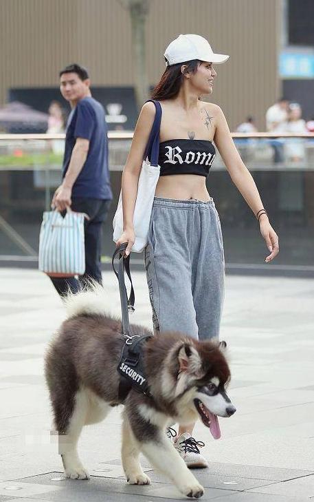 街拍:图二美女穿裹胸上街,裸露小蛮腰,大叔五米开外还在回头看