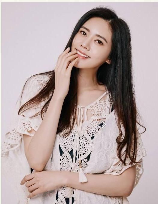 秋瓷炫39岁，裸色吊带裙太敢穿，网友：皮肤嫩的像18岁