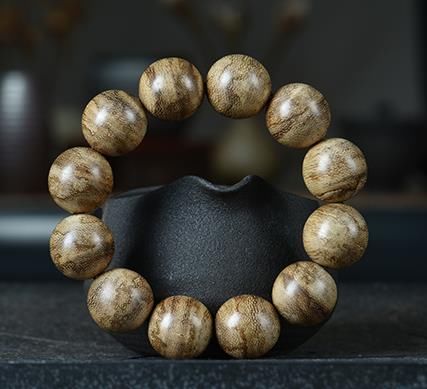 过时手串扔了吧，一夜间轰动文玩界的“流氓串”，独领风骚数百年