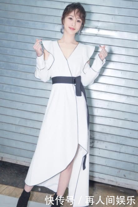 杨紫真的是越来越时尚了，把短袖反着穿，一点都没有违和感