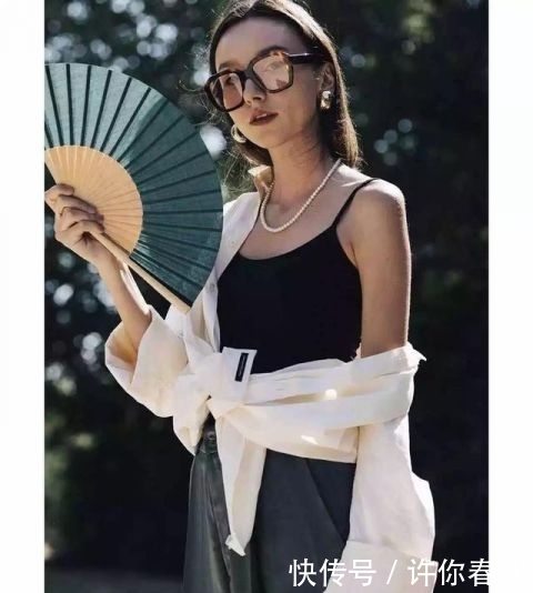 「条珍珠项链」简直不要太好看,珍珠项链时下最流行的几种佩戴方式都在这了