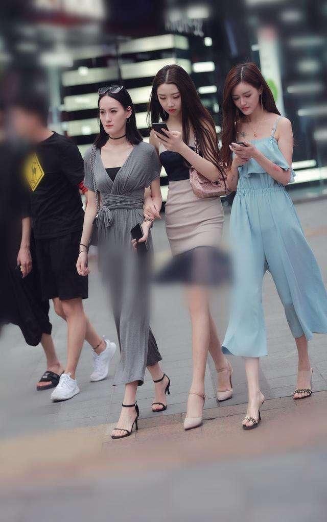 温婉可爱的小姐姐，性感的黑色蕾丝装真是迷人!