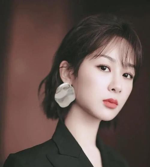  [女人]40岁以上的女人别随便烫头发，3款简约好看的发型，让你年轻5岁