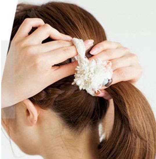 别再扎半丸子头了,今秋流行这个“冻龄”发型,简单洋气还减龄