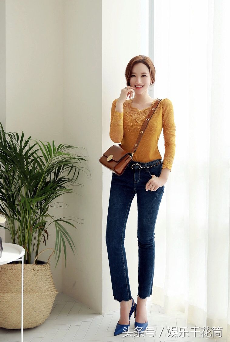感染力很强的笑容，牛仔高跟是入秋的选择